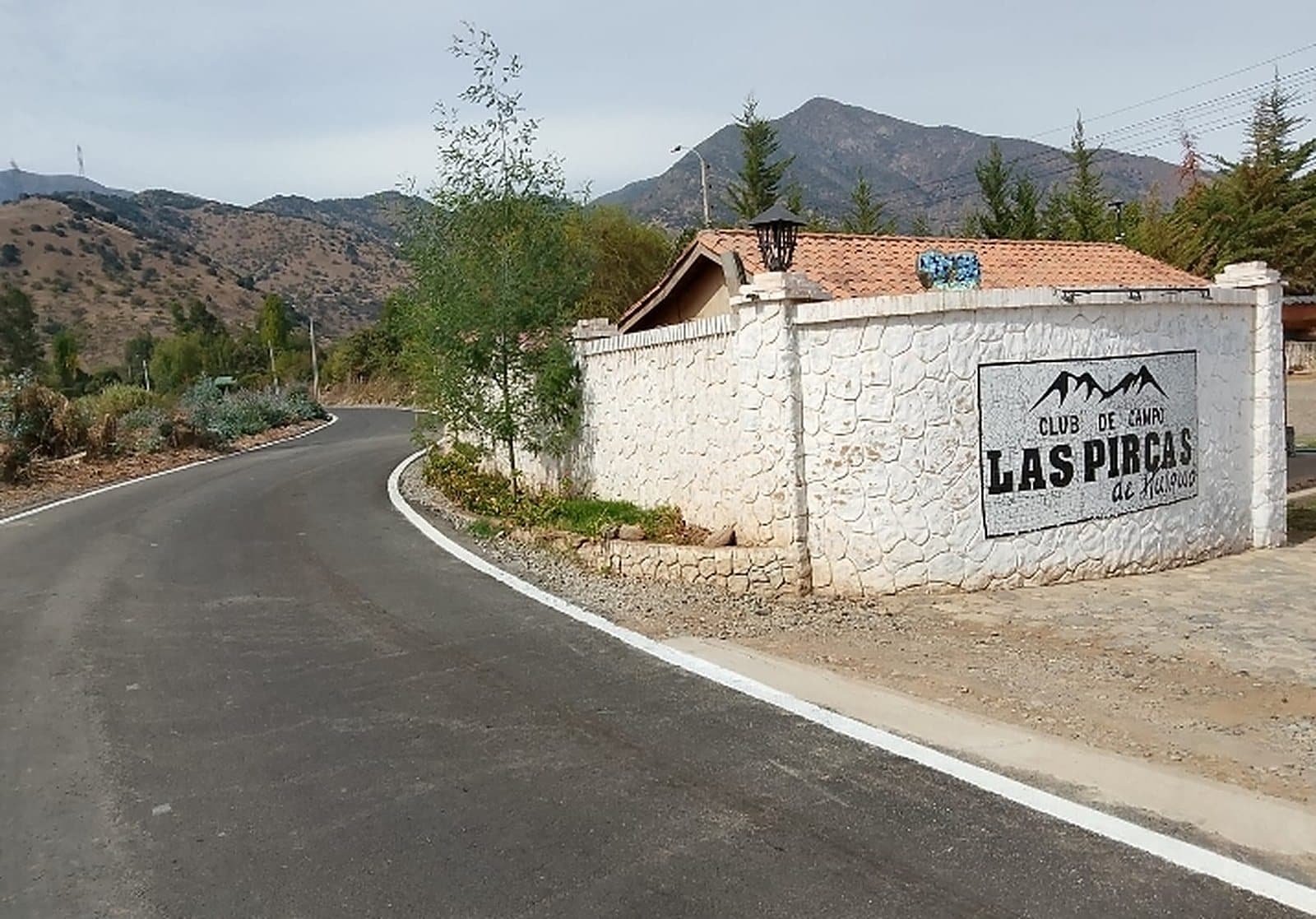 Acceso a Las Pircas de Huilquio con los cerros de Rengo de fondo