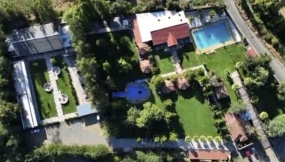 Vista aérea del recinto con jardines, piscina y edificaciones