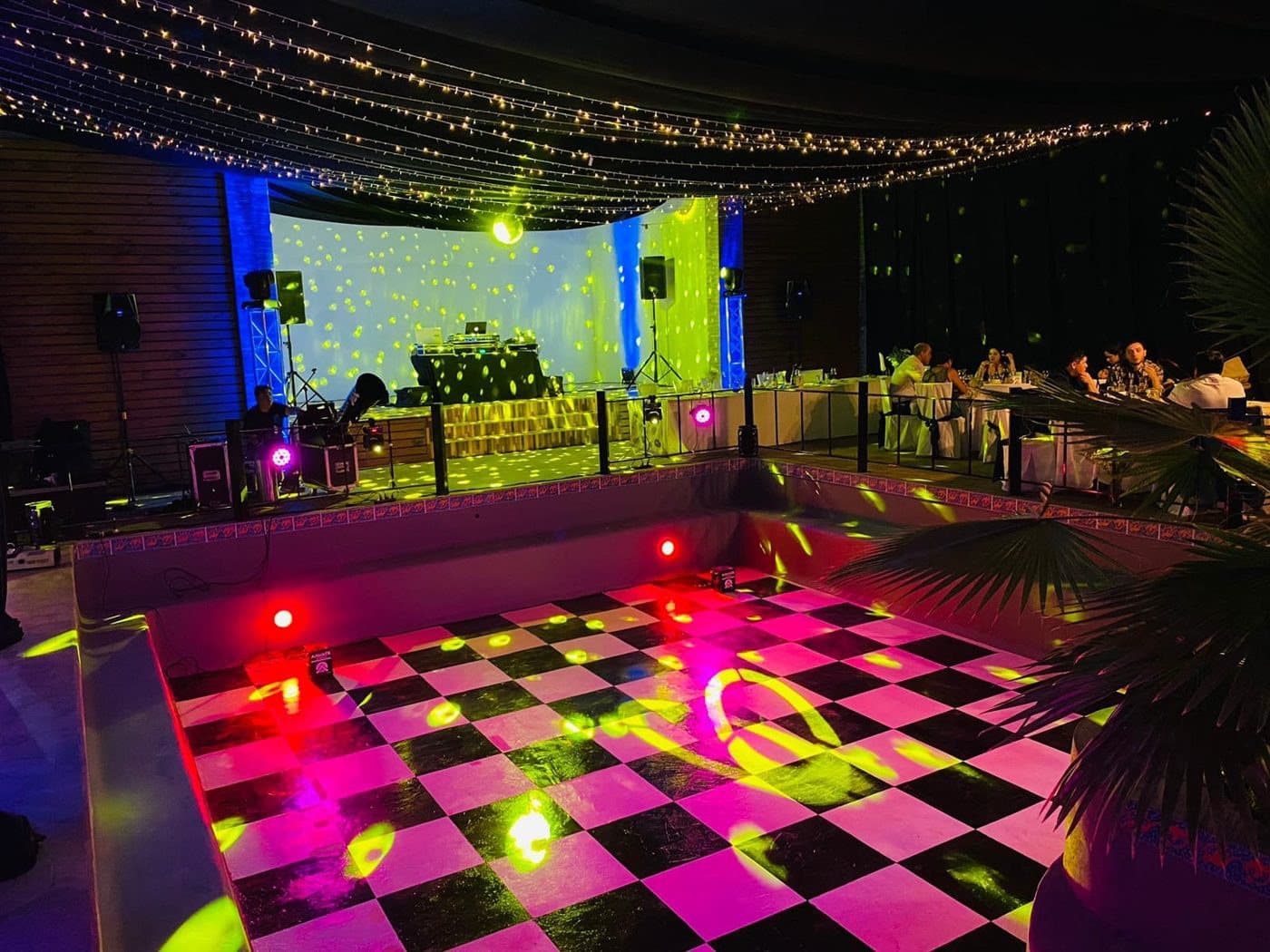 Pista de baile iluminada en el salón durante una celebración