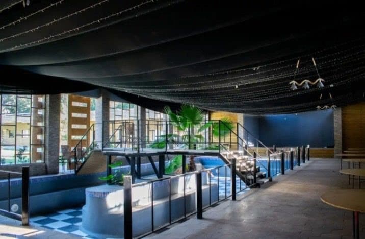 Salón techado con piscina interior y terraza para eventos