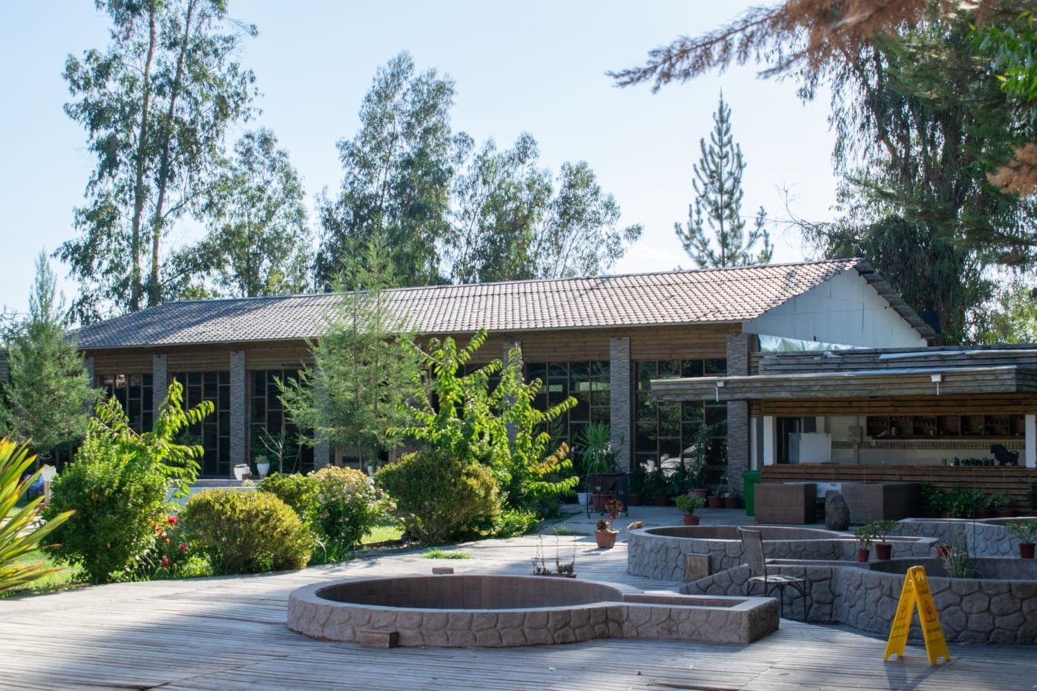 Casona y terraza de piedra de Las Pircas de Huilquio rodeadas de jardines