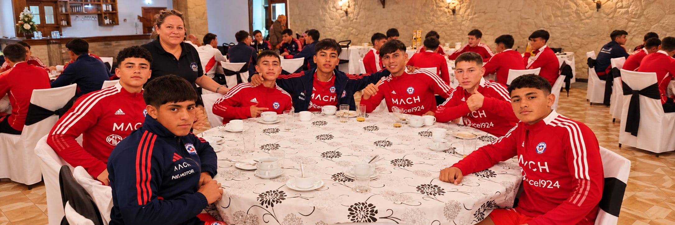 Salón de eventos con mesas redondas montadas para una celebración