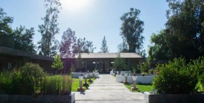 Sendero entre jardines que lleva a las instalaciones