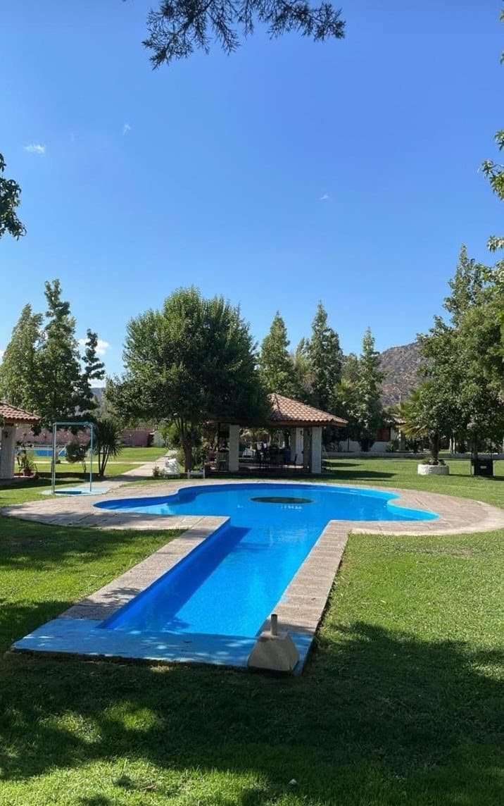 Piscina infantil en forma de cruz en el prado