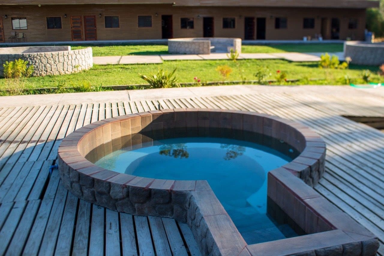 Tinaja de piedra con agua frente a las habitaciones